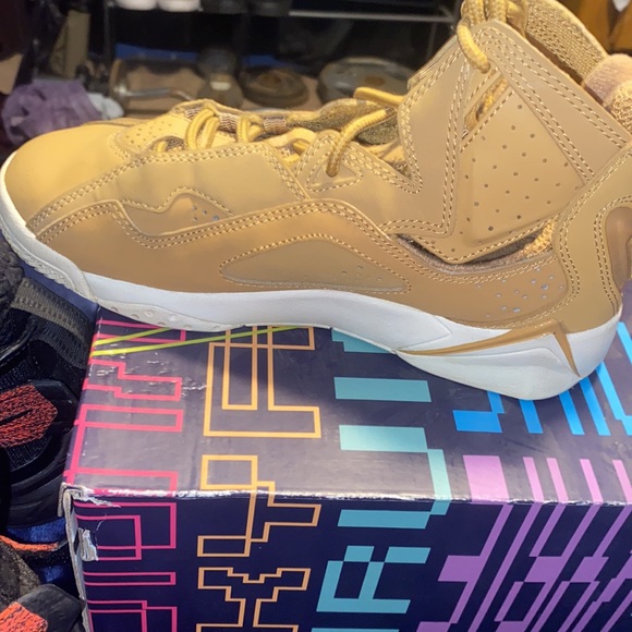 Jordan’s true flight GS golden harvest - Picture 2 of 3